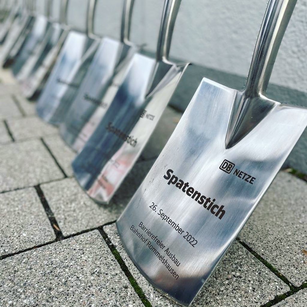 jochenhaussmann's tweet photo. Spatenstich für den barrierefreien Ausbau des Bahnsteigs am Bahnhof in Rommelshausen. Seit vielen Jahren setze ich mich für die Barrierefreiheit an dieser und an vielen anderen Stellen ein! Am 01. Oktober beginnen die Arbeiten. #fdpbw #barrierefreiheit #remsmurrkreis #spatenstich https://t.co/U8BS7uIXmm