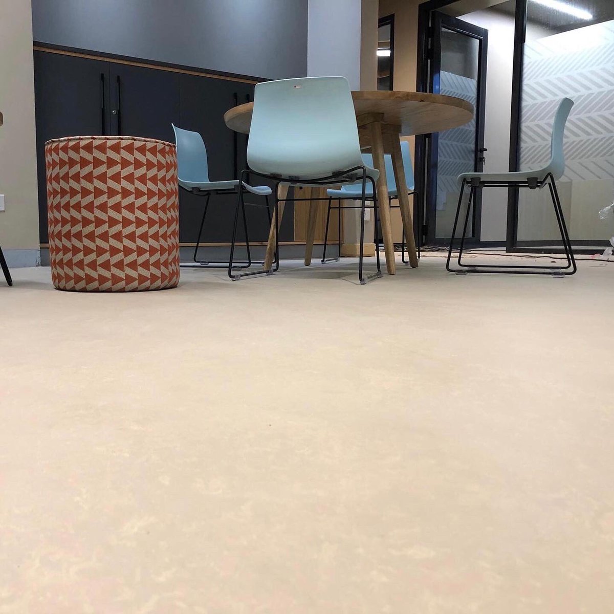 EvoFloor's tweet photo. Project: Office Facility Flooring 
Product: @forboflooring Marmoleum Decibel 
Area: 710 Square Meters 
Product Supplier: Frame Interior Solutions
Design Credits: Planning Interiors Limited
Installer: 🙋🏽‍♂️

#FloorsYouCantIgnore #MarmoleumFloor #ForboFlooring #Flooring https://t.co/BXDBh137iY