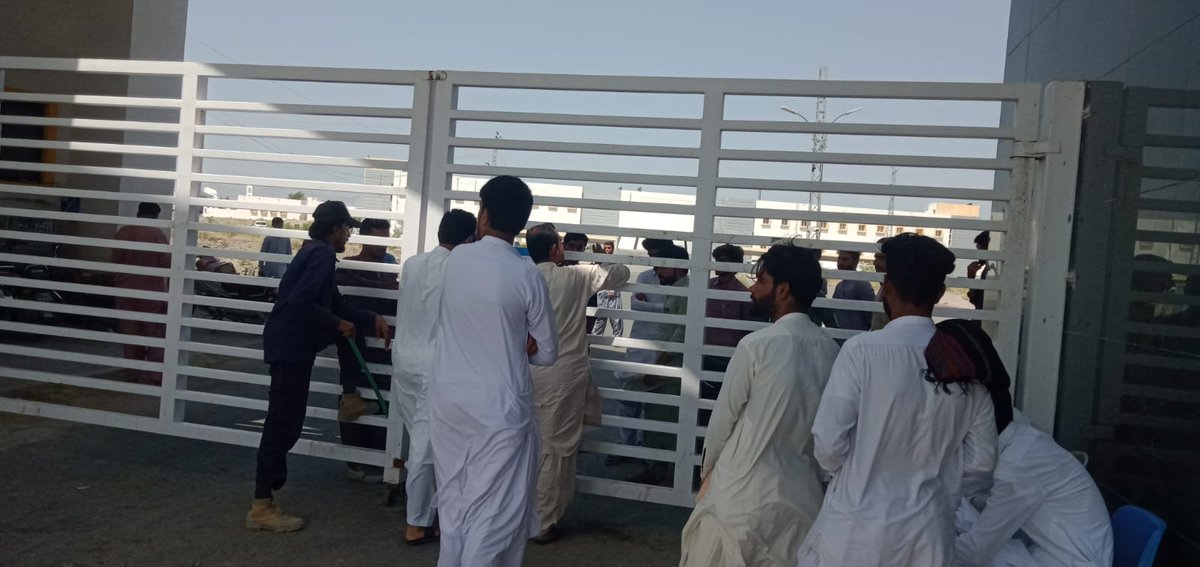 بی ایس او کے مرکزی انفارمیشن سیکریٹری بالاچ قادر، مرکزی کمیٹی کے ممبر کریم شمبے بلوچ اور تربت زون کے دوستوں کو تربت یونیورسٹی کے  داخل ہونے سے روک دیا گیا۔
<a href="/KiyyaBaloch/">Kiyya Baloch</a> <a href="/Ashraf_Baluch/">Ashraf Baloch</a> <a href="/BSO__Official/">Baloch Students Organization</a> <a href="/UnivTurbat/">University of Turbat - Official</a>