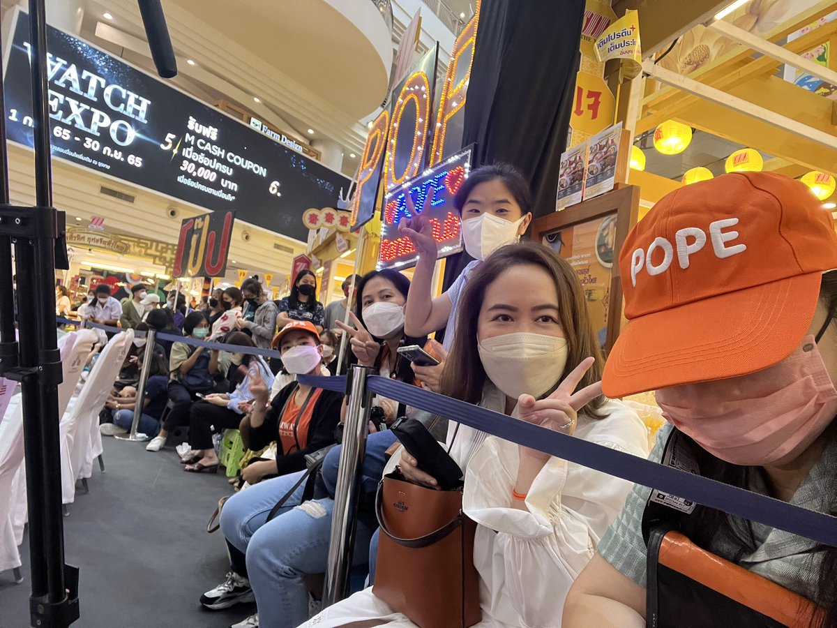 Pope118118's tweet photo. จุดแข็ง: นั่งใกล้เวทีมาก ระยะ 2 เมตร

จุดอ่อน: ขาตั้งกล้องมาจากไหนก๊อนน555

#popezaap https://t.co/kftEvHZMyl