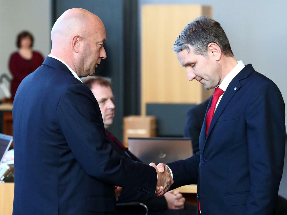 Dass der Versuch mit Rechtsextremen zu regieren keine personellen Konsequenzen hat, haben wir in Thüringen schon erlebt.

Kein CDU-Politiker ist dafür zurückgetreten und Kemmerich ist weiterhin Landesvorsitzender der FDP.