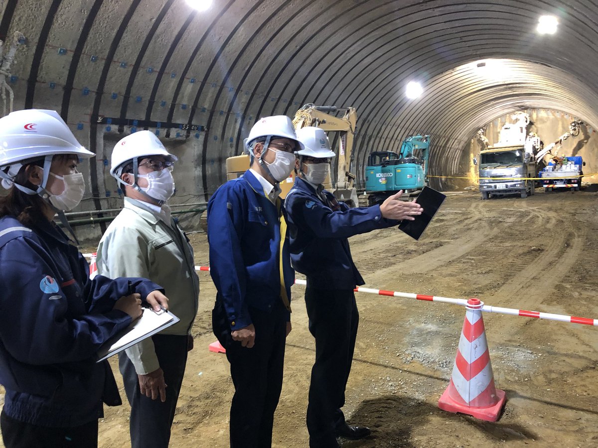 saninseibu's tweet photo. ＃平林晃 衆議院議員他３名が山陰西部国道事務所管内の ＃現場視察 を行いました。

トンネルや橋梁の工事現場をご覧頂くとともに #AR を用いて橋梁の完成形をイメージした拡張現実を体験して頂くなど、様々な紹介を致しました🛣

＃山陰道 の事業内容や事業規模などを実感して頂くことができました。 https://t.co/MQuVkA41H6