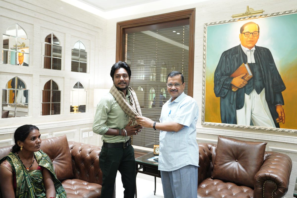 ખરા અર્થમાં આમ આદમીની પાર્ટી!

આજરોજ ગુજરાતના સફાઈ કર્મચારી તરીકે કામ કરતા દલિત યુવાન હર્ષ સોલંકી અને એમના પરિવારે દિલ્લી CM નિવાસે મુખ્યમંત્રીશ્રી <a href="/ArvindKejriwal/">Arvind Kejriwal</a> જી સાથે મુલાકાત કરી.