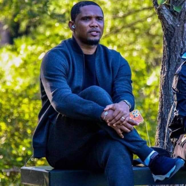 🗣️ Samuel Eto'o : « Vu que tout le monde dit que le Cameroun va perdre, qu’on nous laisse au moins rêver. On ne peut pas nous empêcher de rêver parce que quand je dis on va gagner la Coupe du monde, on me dit tu es fou mais moi je veux rêver et rêver c’est gratuit. » #CFOOT 🇨🇲🦁
