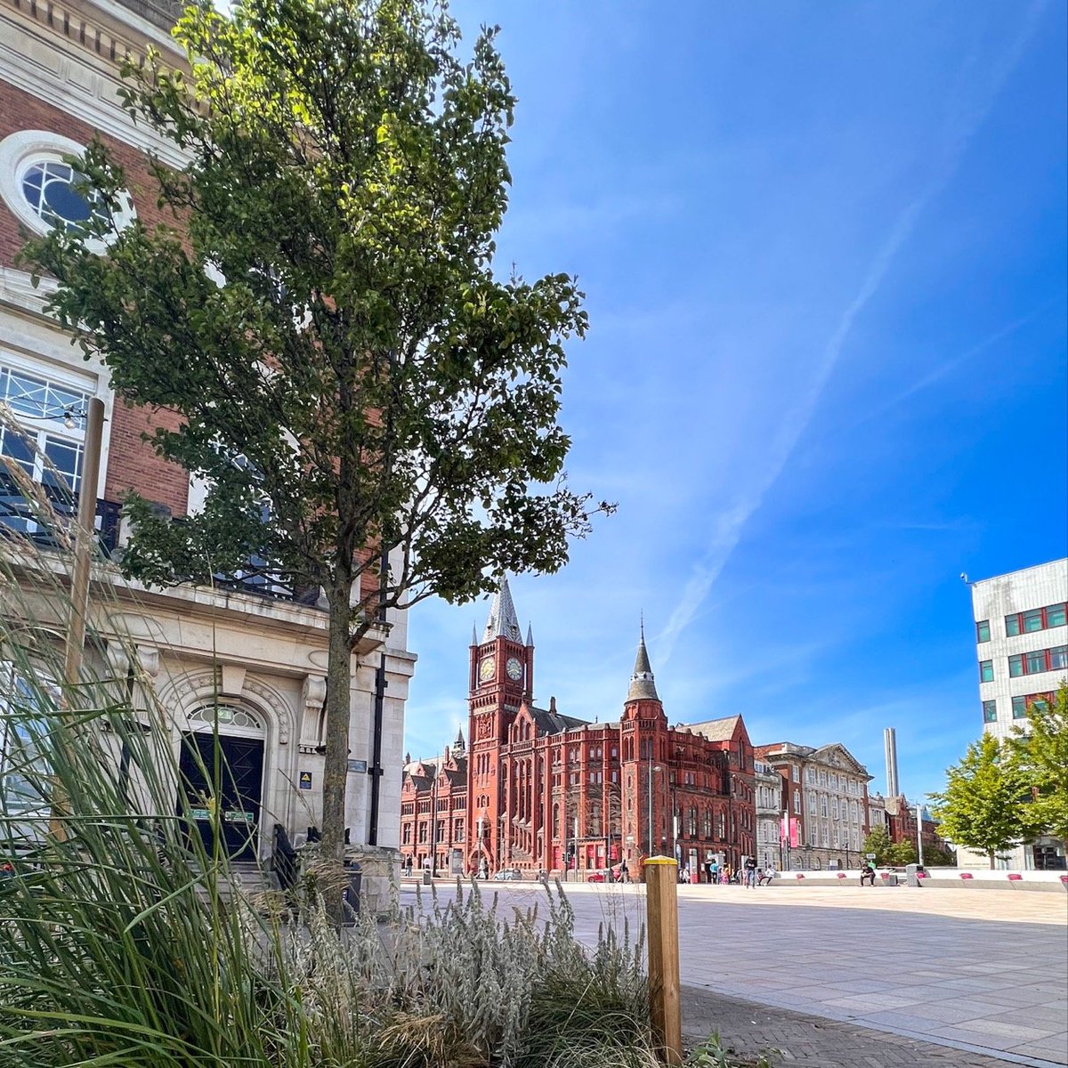 LivUni's tweet photo. Happy first day of term #TeamLivUni! 

If you're feeling nervous try to remember that everyone's in the same boat. Whether it takes a couple of hours, days or weeks, you'll find your stride and your people. 💙 https://t.co/FrfcpUs2QA