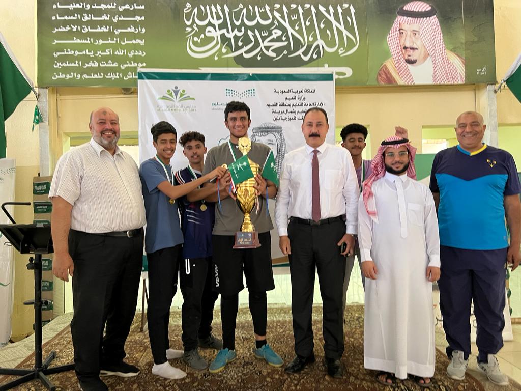 alghad456's tweet photo. تكريم الفائز بكأس اليوم الوطني بحضور مستشار المدارس د/ ماجد الحارثي https://t.co/epH9G1qK77