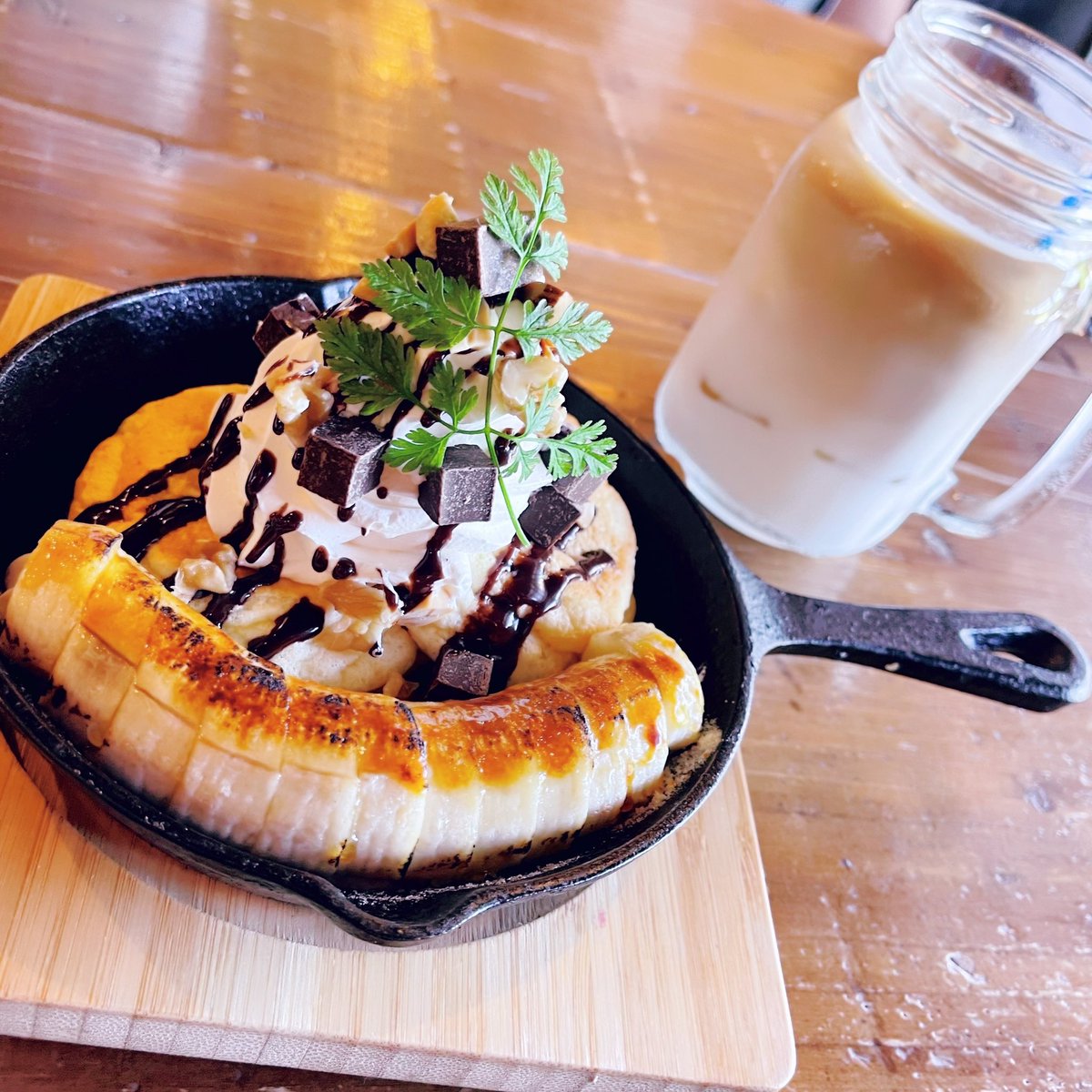 KAAK21's tweet photo. 今日のカフェ
いわきFC 
レッド&amp;ブルーさん
・チョコバナナパンケーキ
・カフェモカパンケーキ
・アイスカフェラテ

#パンケーキ
#いわきFC
#カフェ
#カフェ巡り
#スイーツ https://t.co/5hS0eYc5ph