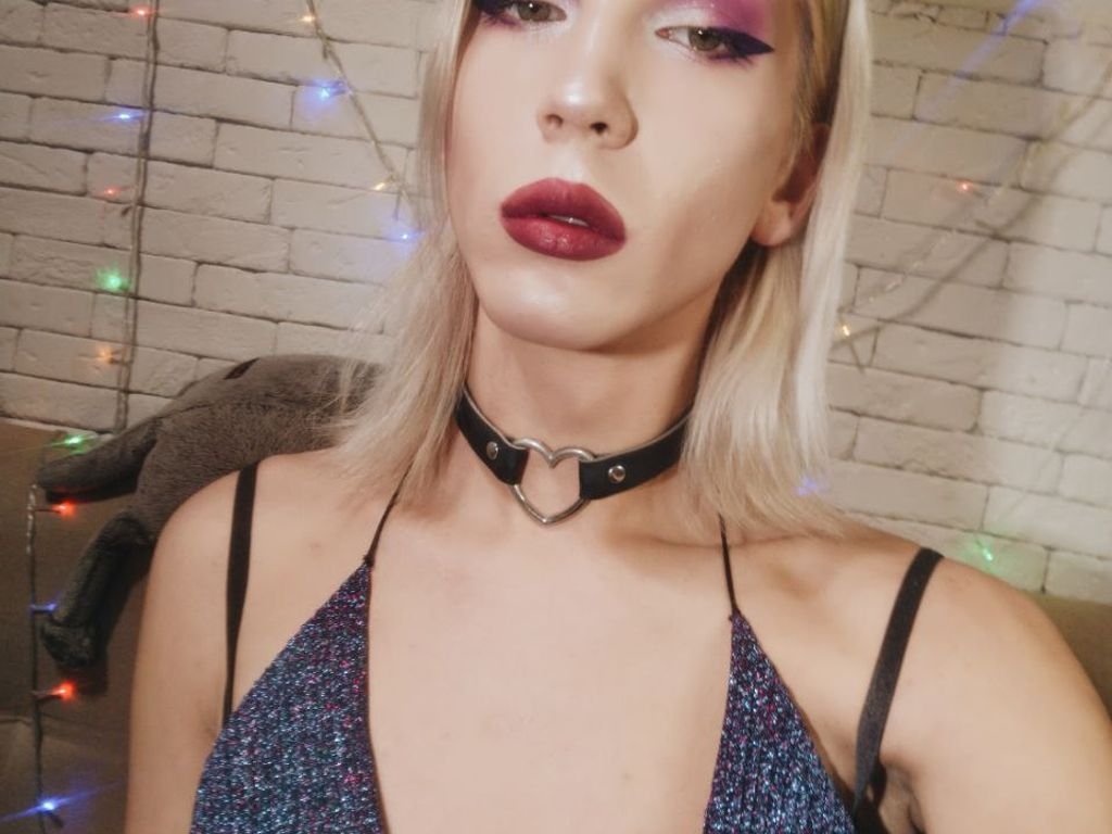 I'm online right now on SkyPrivate - pay-per-minute system for Skype live shows. Call me right now in