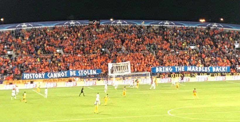 Martin_Edennn's tweet photo. Ce combat va donc même jusque dans les tribunes d’un stade de foot, comme nous avons pu le voir avec les supporters de la capitale de Chypre, dont la population est grecque. https://t.co/P0V91WXLt8