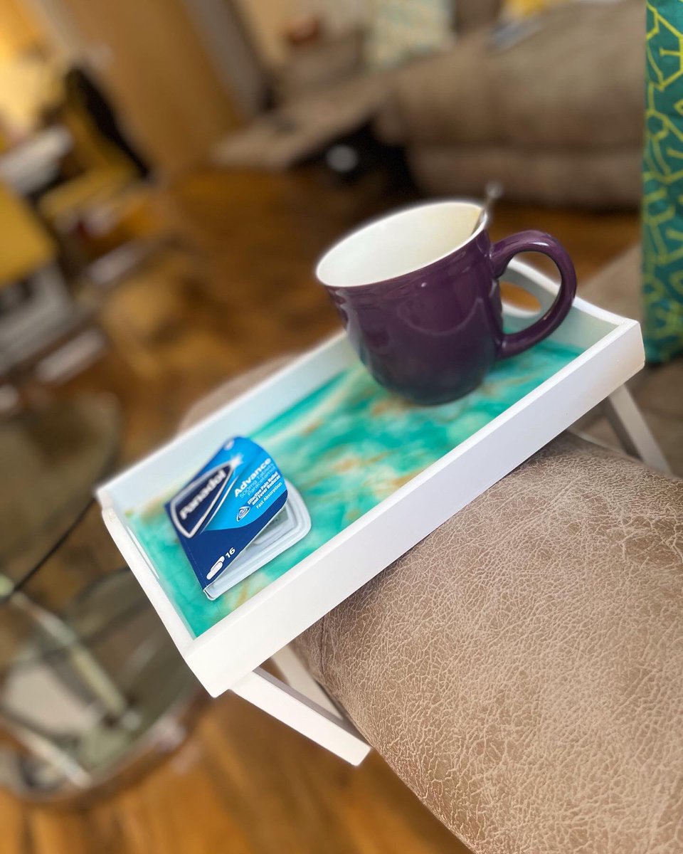 tsydzashe's tweet photo. Made this so mom could stop trying to balance  things on the arm chair and also so she can always have the remote control next to her but surprise surprise we still can’t find it when we need it 
#resintray #homedecor  #armchairtray  #sunnymade #heartmadebytsy #imakestuff https://t.co/6nvjJSbliJ
