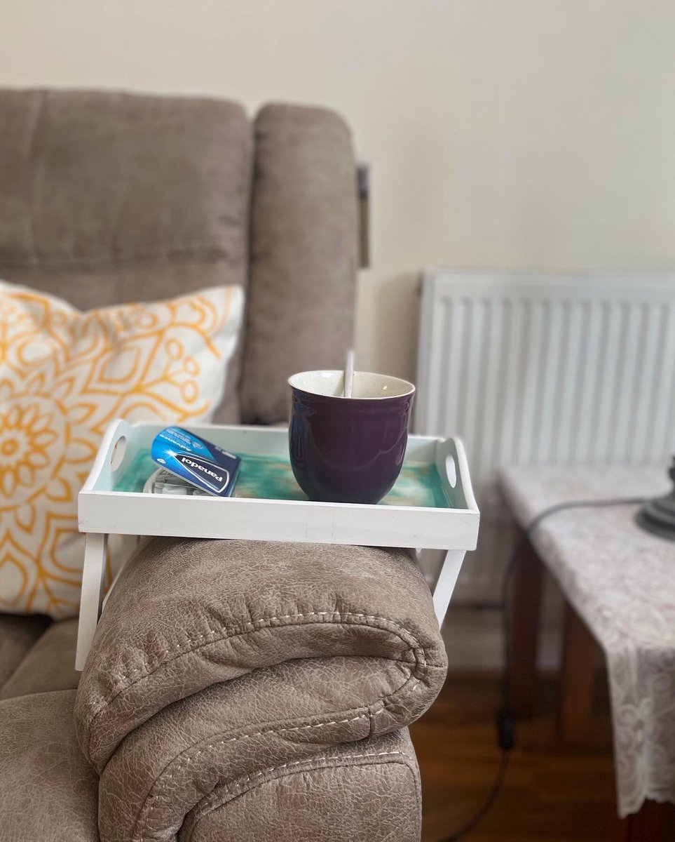 tsydzashe's tweet photo. Made this so mom could stop trying to balance  things on the arm chair and also so she can always have the remote control next to her but surprise surprise we still can’t find it when we need it 
#resintray #homedecor  #armchairtray  #sunnymade #heartmadebytsy #imakestuff https://t.co/6nvjJSbliJ