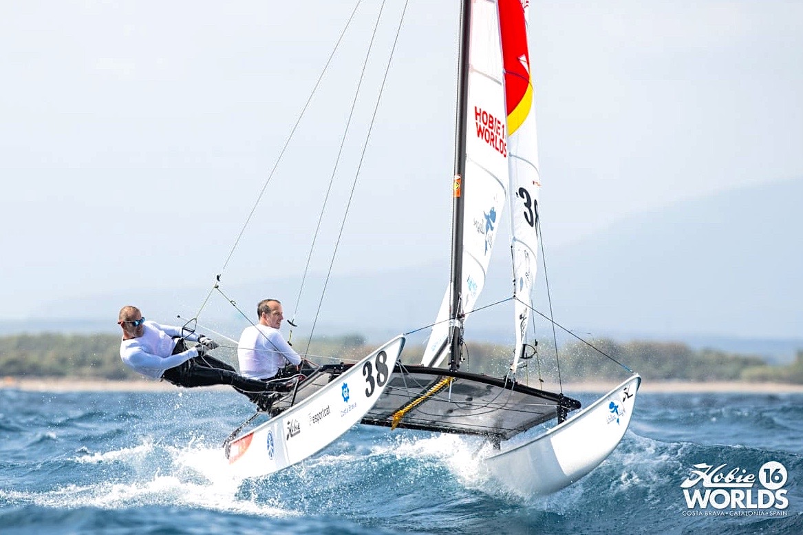 VisitSitges's tweet photo. ⛵️3 equips del @NauticSitges (Tono Roca+Annette Harzbecher, Julian Vinué+Bernd Wunderling i Iván Garcia+Albert Gironés) van participar als Open Qualifying del Mundial de Hobie Cat amb 77 equips de tot el món
https://t.co/iDRk2xGJgJ
Un d'ells (Iván+Albert) classificat per semis👏 https://t.co/NpYwGzQoEc
