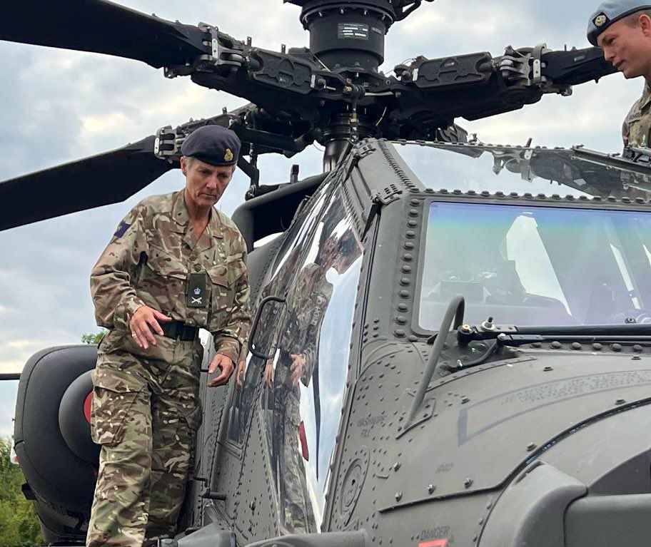 Whilst at #DVD2022, DCGS Lt. Gen Nesmith took a tour of the <a href="/BritishArmy/">British Army 🇬🇧</a>’s newest piece of #ArmyAviation, the AH64E Version 6 @CO_3RegimentAAC 

A World Class attack 🚁 that is more lethal, integrated and digitised for operations in a complex world <a href="/ComdJHC/">Air Vice-Marshal Alastair Smith</a> 

#AcrossAllBoundaries