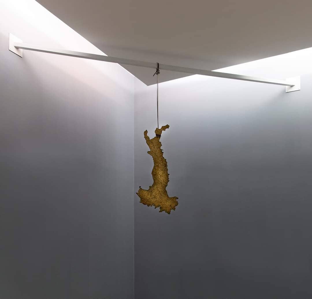 museomadre's tweet photo. • Dov’è l’Italia amore mio? •
"Quando mi trovo in un luogo nuovo, in una realtà per me ancora enigmatica, faccio un'Italia. Per me è come un morfema, un aneddoto, un segno ironico."
Luciano Fabro
#Throwbackmadre "I sei anni di Marcello Rumma 1965-1970" (2019) #26settembre https://t.co/Uir8ibUqQA