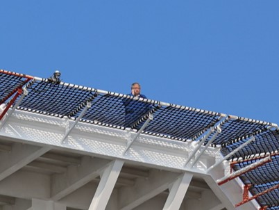 取材前に、船上代表をつとめる佐藤主任研究員と電話で打ち合わせをする天満総括研究主幹。
佐藤さんは取材中もずっと船上から見守ってくれていました。

じつは最初の写真にも写っているんです。
佐藤さんを探せ！