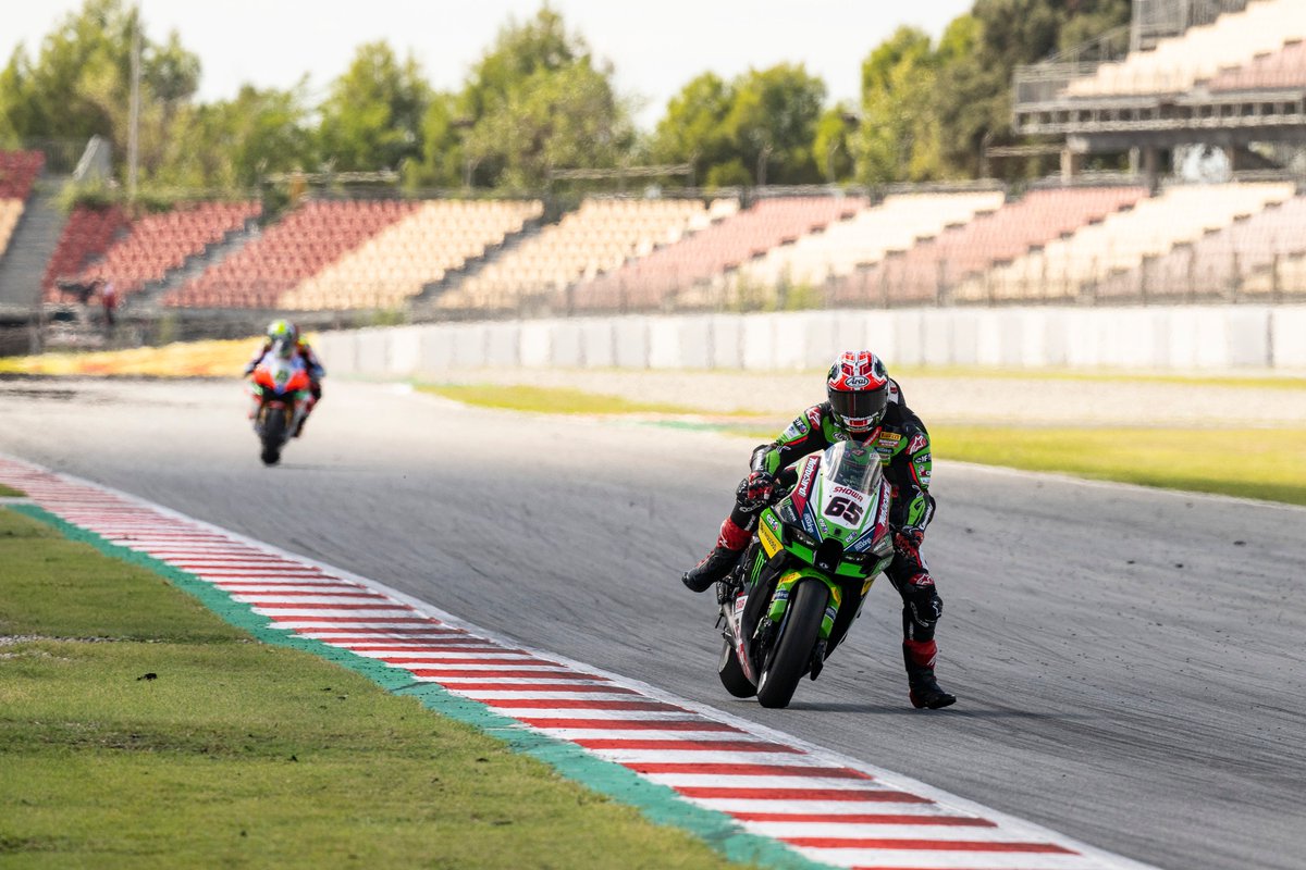 Kawasaki_Italia's tweet photo. A Barcellona grande spettacolo del circo della #Superbike: in Gara 1 secondo posto per Jonathan Rea, mentre in Superpole Race secondo e terzo gradino del podio per Rea e Lowes. Il mondiale è ancora aperto, l'appuntamento è a Portimao dal 7 al 9 ottobre!

#ForzaKawa 🏁 https://t.co/G41kALo0SR