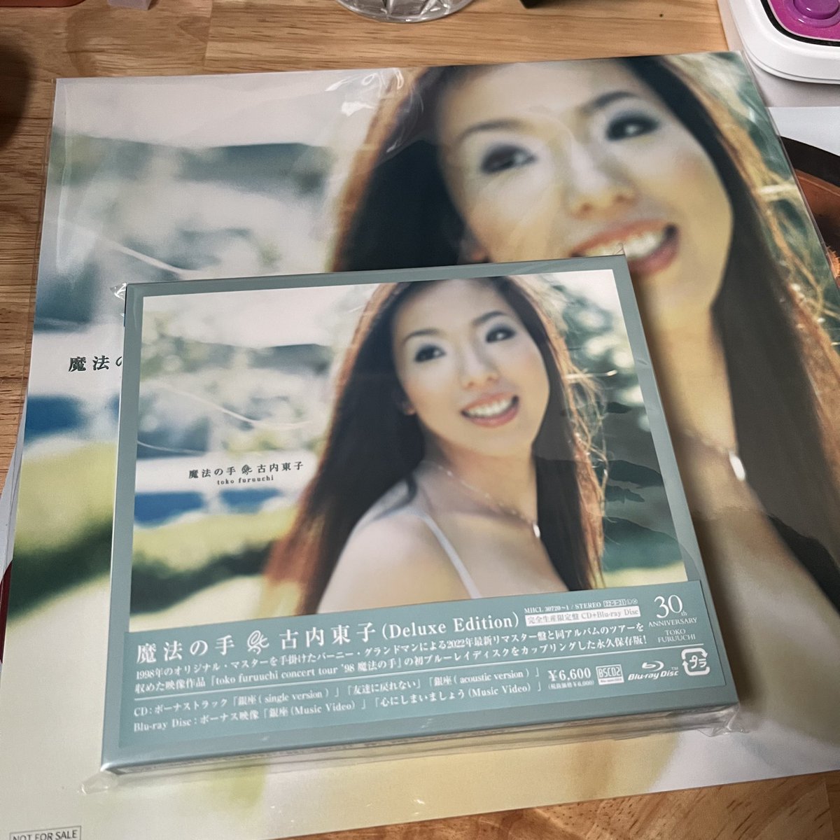 msxmax's tweet image. 古内東子님 마법의손 리마스터 CD도착. 마법의손 라이브 공연 영상을 업스케일링 해서 만든 블루레이가 동봉되어 있다.  이제 깨끗한 화질로 마음껏 볼 수 있다!! 📀😆👍 #古内東子 #후루우치도코 #tokofuruuchi