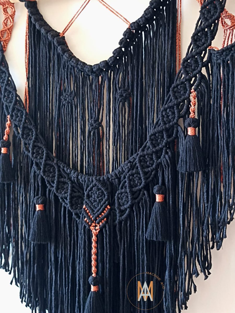 AhdMakrame's tweet photo. ONYX
L'élégance du macramé ONYX c'est qu'il plaît pour son effet contrasté qui vient se différentier de la couleur claire de votre mur. Cette création bohème apportera texture et relief a votre chambre ou votre salon. https://t.co/qqWy4Wj9G1