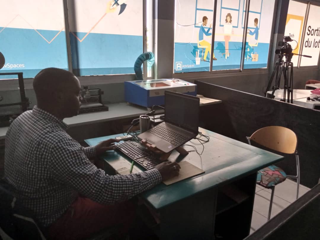 BesmerDumo's tweet photo. Ce matin avec une équipe de NajaTV dirigée par @samuel_loe   pour un reportage sur la coopération allemande qui devrait être diffusé le 7 décembre prochain 📺🗜️📲 https://t.co/SQ2IkvYWCU

Mon #makerspace est à l'honneur. https://t.co/wgHhD9zqmj