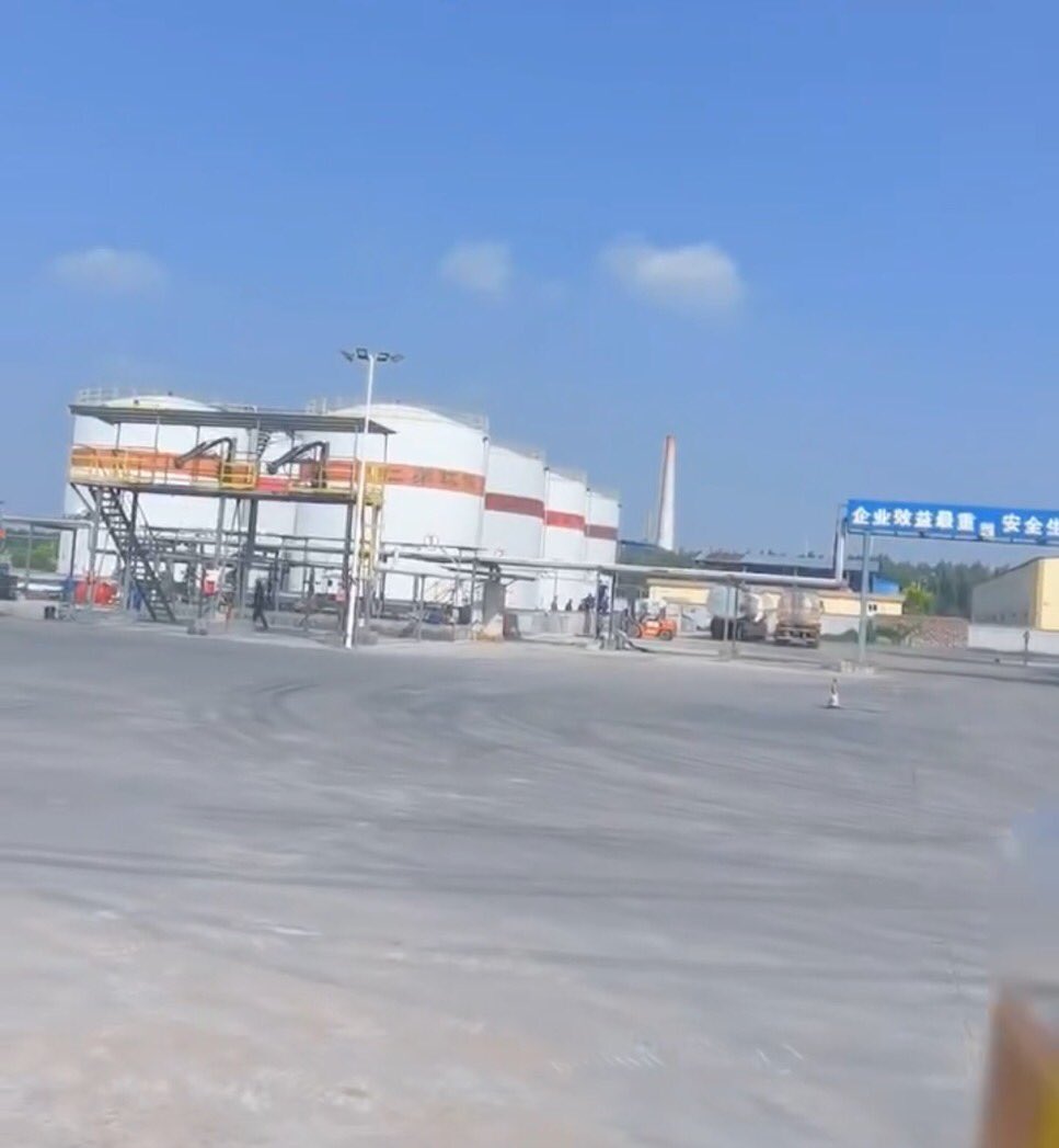 Waste tires and plastics pyrolysis oil refining line.