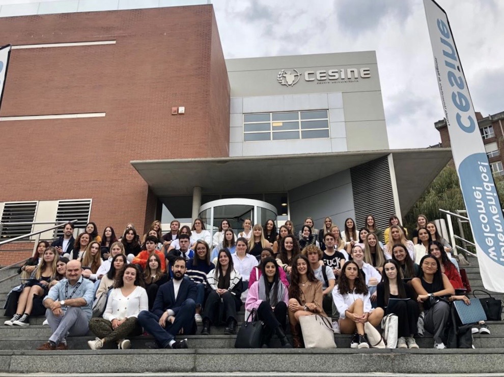 Canal_CESINE's tweet photo. ¡Ya estamos de vuelta!👩🏻🎓 !Comenzamos el nuevo curso con mucha ilusión y con los alumnos de la escuela de diseño! 👩‍🎨🖥

#cesine #cesiners #teamcesine #diseño #diseñodemoda  #universidadcantabria #universidadsantander #diseñografico    #gradosuniversitarios  #cantabria https://t.co/dDkBij0ybe
