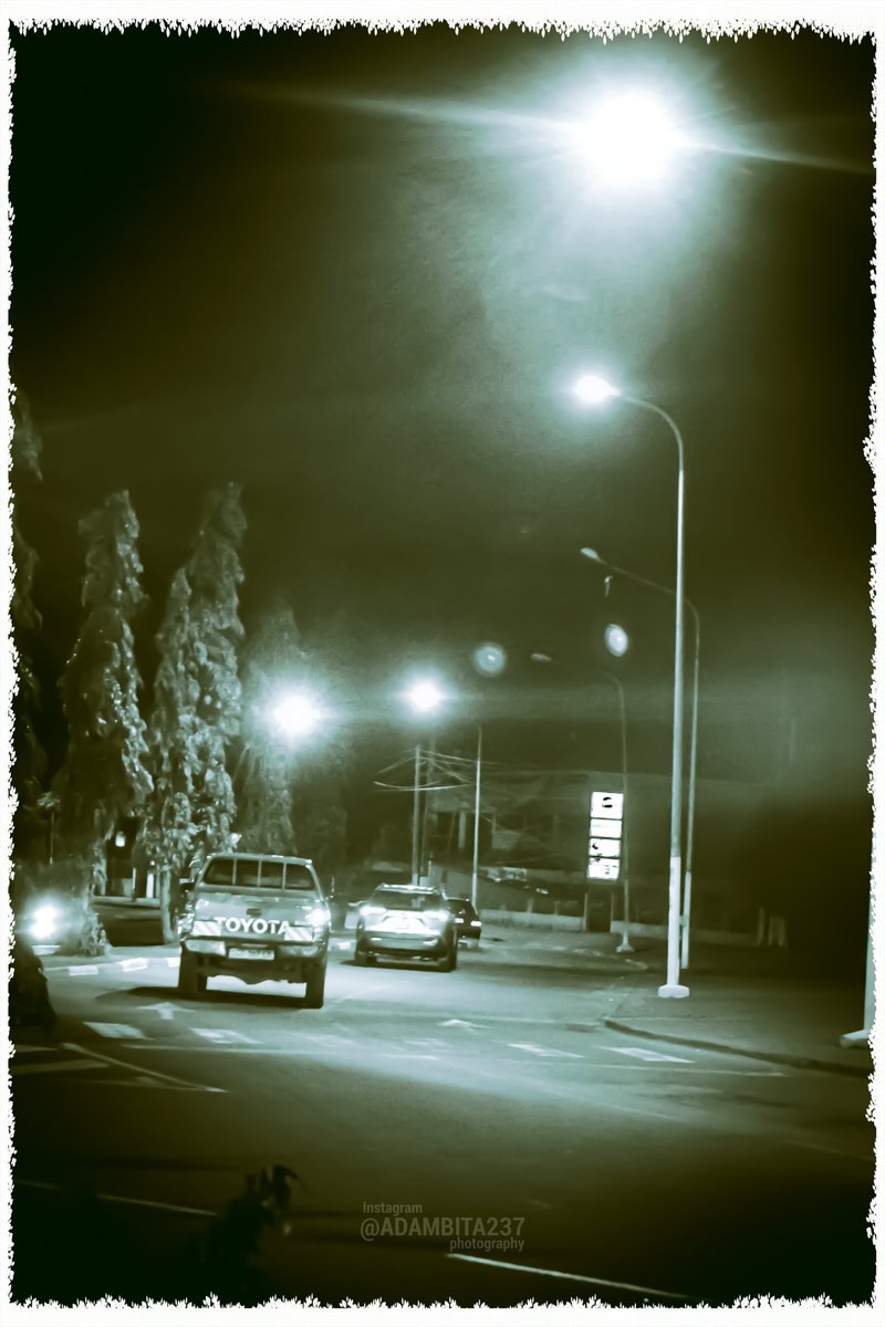 mboapic's tweet photo. Balade dans les rues de Yaoundé by night 🌃, je découvre la photographie de nuit😁
Découvrir le #Cameroun🇨🇲➡😱🌇💚❤💛
Welcome to #Cameroon
#mboapic #street #streetnight #streetphotographer #night #igerscameroun
#BaladeAuCameroun https://t.co/bQHCIgEXfD