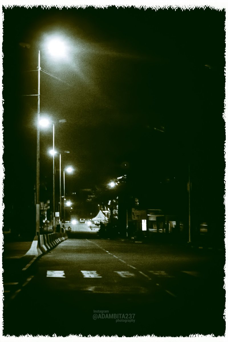 mboapic's tweet photo. Balade dans les rues de Yaoundé by night 🌃, je découvre la photographie de nuit😁
Découvrir le #Cameroun🇨🇲➡😱🌇💚❤💛
Welcome to #Cameroon
#mboapic #street #streetnight #streetphotographer #night #igerscameroun
#BaladeAuCameroun https://t.co/bQHCIgEXfD