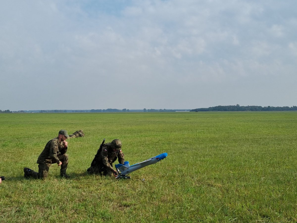 WBGroup_PL's tweet photo. Ćwiczenie instruktorów. Przejmowanie kontroli nad #Warmate (na zdjęciach wersja treningowa, zdolna do wylądowania). Amunicja krążąca startuje z jednego miejsca, można kierować z innego z konsoli lub osobistego systemu kierowania #UGate. https://t.co/3ivznVYkXI