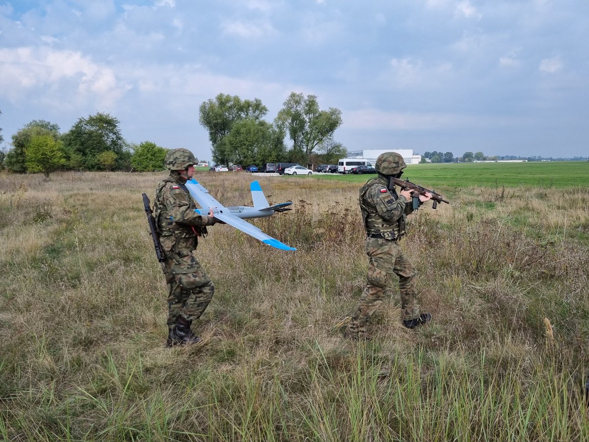 WBGroup_PL's tweet photo. Ćwiczenie instruktorów. Przejmowanie kontroli nad #Warmate (na zdjęciach wersja treningowa, zdolna do wylądowania). Amunicja krążąca startuje z jednego miejsca, można kierować z innego z konsoli lub osobistego systemu kierowania #UGate. https://t.co/3ivznVYkXI