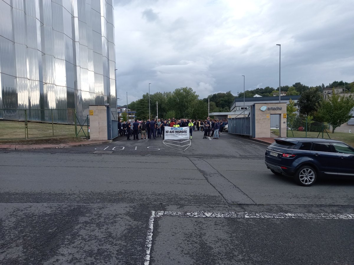 LABarteche's tweet image. 🚨 Artecheko langileok planto! 🚨

Nazkatuta gaude zuzendaritzaren jarrera oldarkorrarekin eta ez ditugu langileon aurkako eraso gehiagorik onartuko!

GORA LANGILE BORROKA! ✊🏻⚒