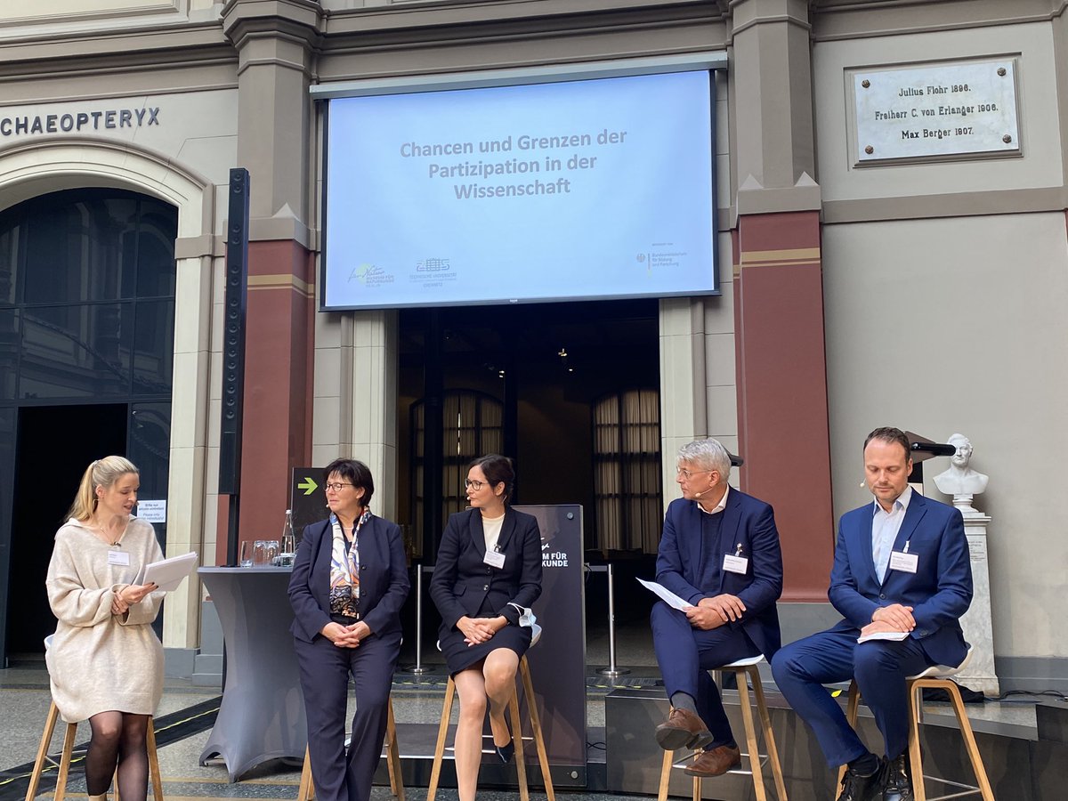 CKleidt's tweet photo. Spannende Podiumsdiskussion moderiert von @LisaRuhfus mit @KaiGehring, @dfg_public -Vize K. Jacobs, V. Meyer-Guckel vom @stifterverband und A. Busch vom Röm.-German. #Forschungsmuseum von @LeibnizWGL zum Auftakt der #Partizipationstagung im @mfnberlin im @w_jahr #Nachgefragt https://t.co/ZBxYLmTyfj