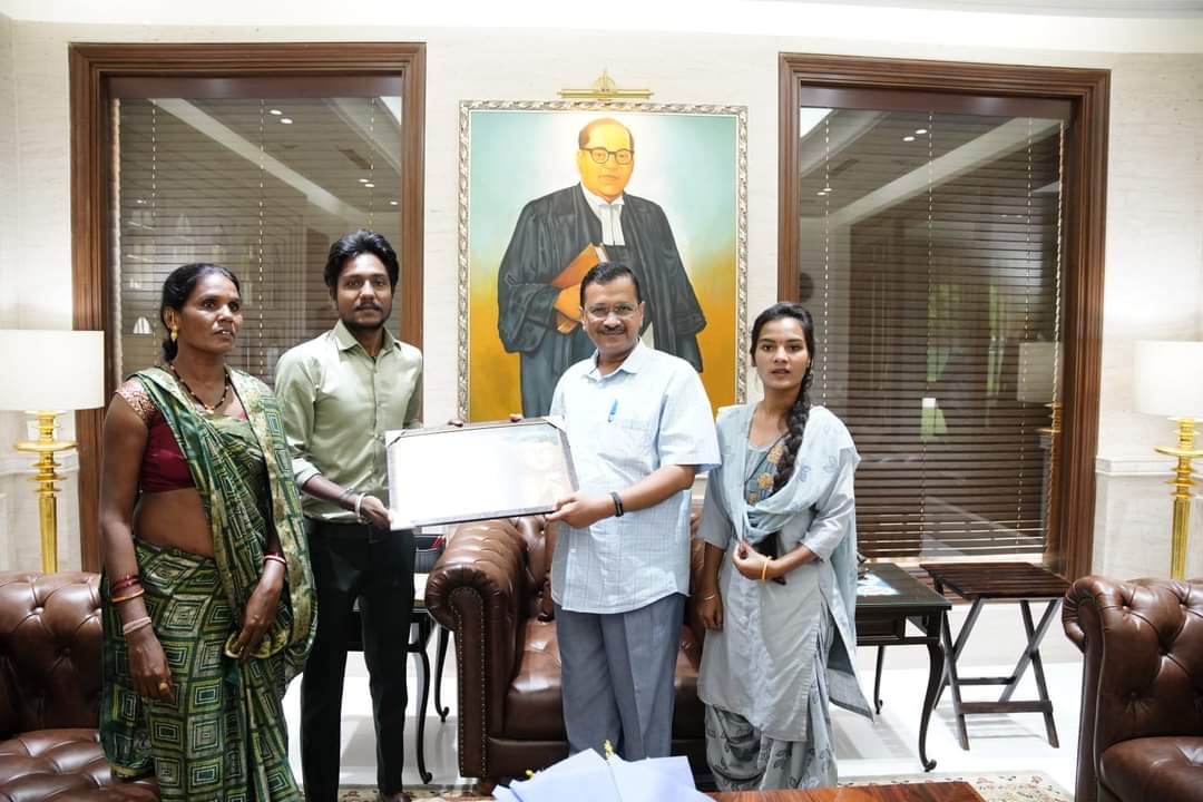 NikunjAdv's tweet photo. सही मायने में आम आदमी पार्टी!

आज गुजरात में सफाई कर्मचारी के रूप में काम कर रहे दलित युवक हर्ष सोलंकी और उनके परिवार ने दिल्ली के मुख्यमंत्री निवास में @ArvindKejriwal जी मुख्यमंत्री  से मुलाकात की।

@Gopal_Italia 
@AamAadmiParty https://t.co/1fZ1IJq3lt