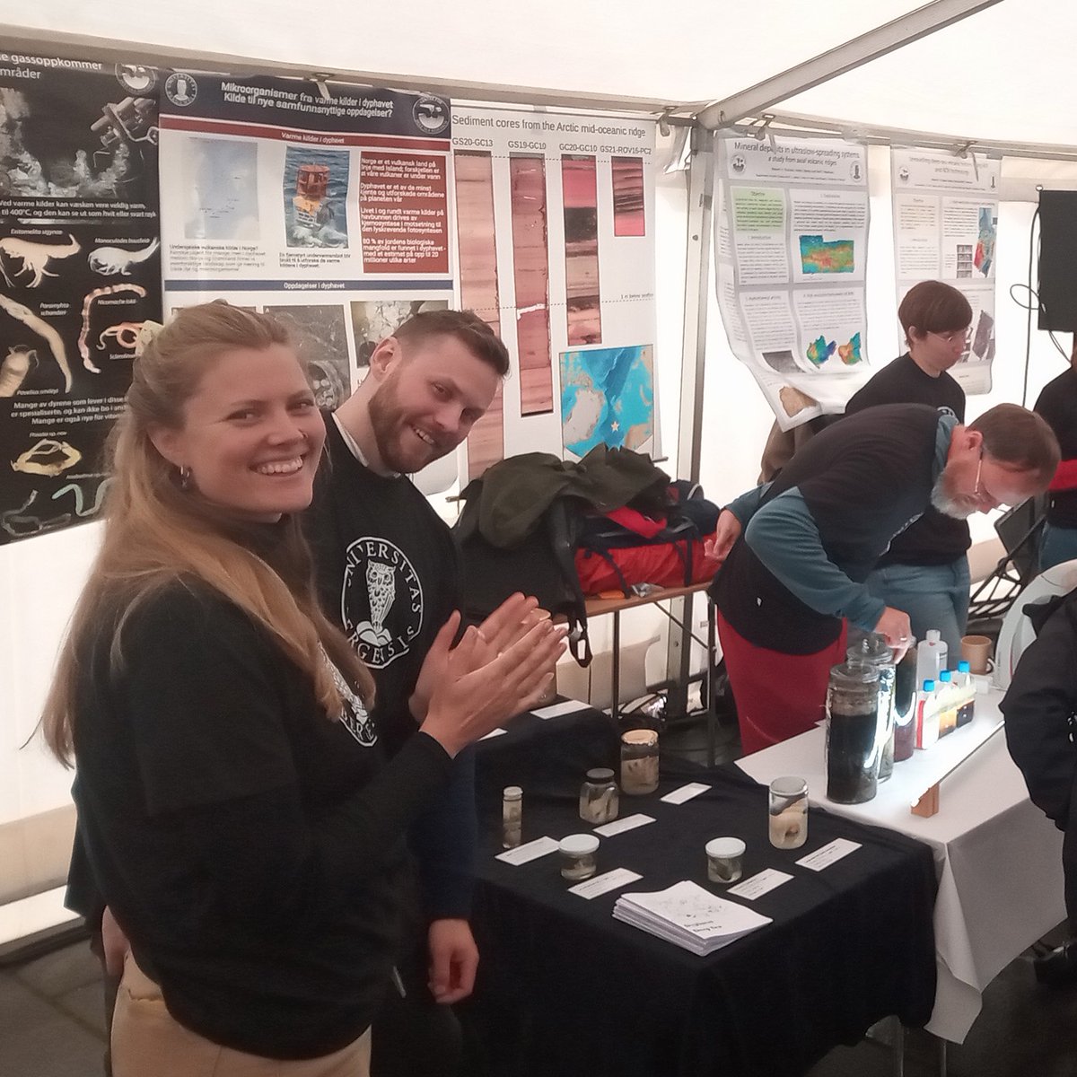 Vent&amp;Seep master students Marte and Haakon presented our work at Forskningsdagane in Bergen this weekend for an enthusiastic audience of future scientists✨Images by <a href="/CDeepSea/">deepsea</a>, whom we shared the stand with 🐙 <a href="/BioUiB/">Biovitenskap på UiB</a> @Artsdatabanken