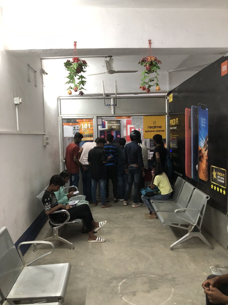 MehulKu2931's tweet photo. @realmecareIN 
I want replacement my earphone but total staff mid behave all customers..

Even not change my earphone..
And abuse me...
Relame service center bihar sharif nalanda 
I'm satisfied with my earphone Mike and she says its working...
No any staff behavior is good. https://t.co/kMdtfYSrfb