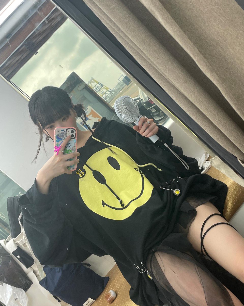 chaewoncloset's tweet photo. 220926 인스타

브랜드: Raf Simons
품명: x Smiley oversized distressed hoodie
가격: $ 784

https://t.co/QF6gTI4560

브랜드: CASETiFY
품명: Dolphin Sticker

https://t.co/qakx5R9e8D

#김채원 #CHAEWON #チェウォン
#르세라핌 #LE_SSERAFIM https://t.co/xhkua0ghsD