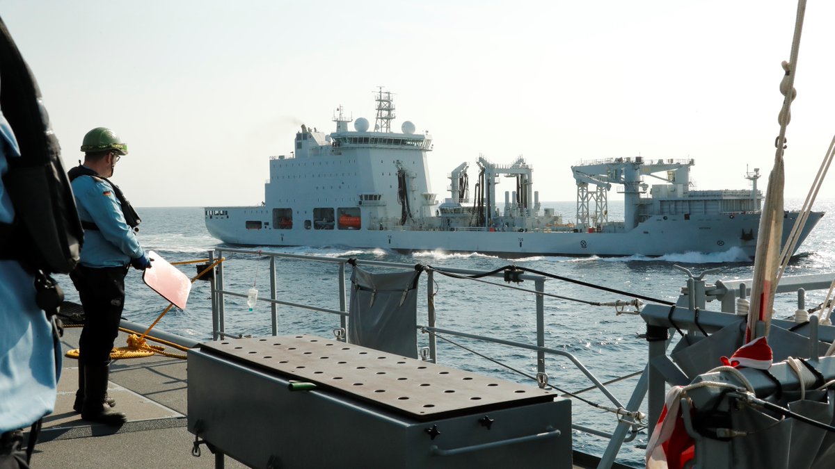 Die Fregatte #Hessen vergangene Woche im Atlantik beim Seeversorgungsmanöver mit 🇨🇦 Flottentanker @nruasterix.

In Norfolk angekommen bereitet sie sich auf die Teilnahme an der Carrier Strike Group 12 vor.

Mehr zum Thema:
bundeswehr.de/de/organisatio…

@USNavy
#DeutscheMarine