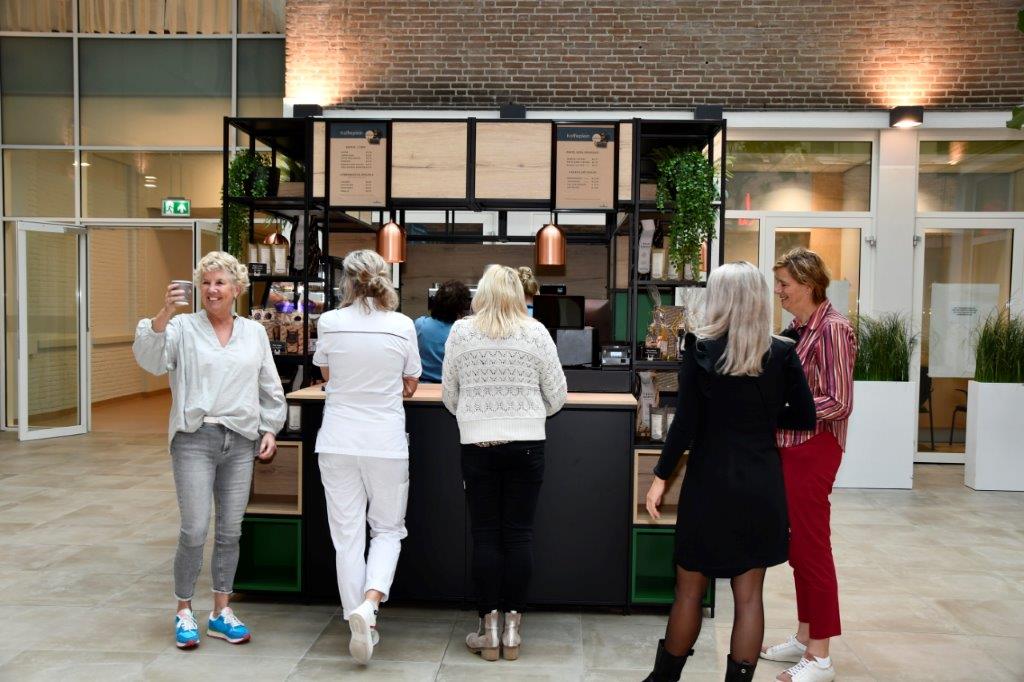 Vanaf vandaag kunnen onze medewerkers, patiënten en bezoekers voor een heerlijk bakje koffie terecht op ons nieuwe Koffieplein tegenover restaurant de Pelikaan. Behalve koffie worden er ook diverse soorten thee, zoete en hartige lekkernijen én cadeaupakketten aangeboden.