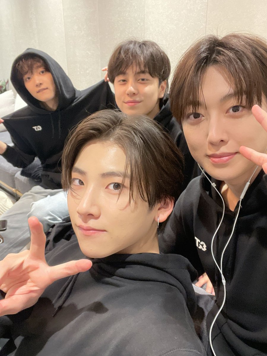 askurajo's tweet photo. pretty boys ! <3 https://t.co/UeMqRvzLJ8
