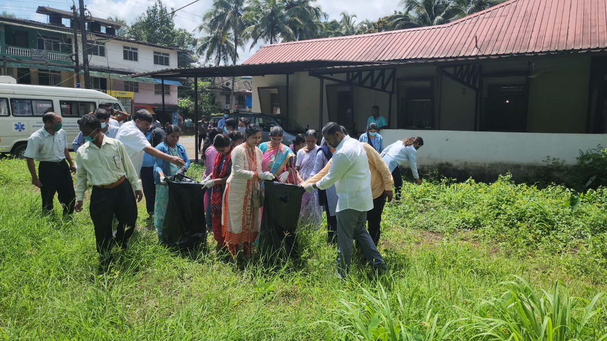 ShetSadanand's tweet photo. Participated in cleanliness drive under #SewaPakhwada in celebration of 72nd birthday of PM @narendramodi Ji organised by the @BJP4CURTORIM Mandal at the Community Health Centre in Curtorim constituency. https://t.co/akIXANaBbr