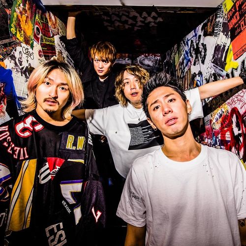 WORLDMUSICAWARD's tweet photo. Japanese Rockers #OneOKRock land at #4 on the #UnitedWorldChart with their latest project #LuxuryDisease, after selling 86.000 equivalent units in its 1st week and debuting atop the #OriconAlbumChart in Japan!💪💥4⃣🌎❤️‍🔥👑👑👑👑🖤❤️
https://t.co/xy5gy7SVZg https://t.co/5AztEhaBbw