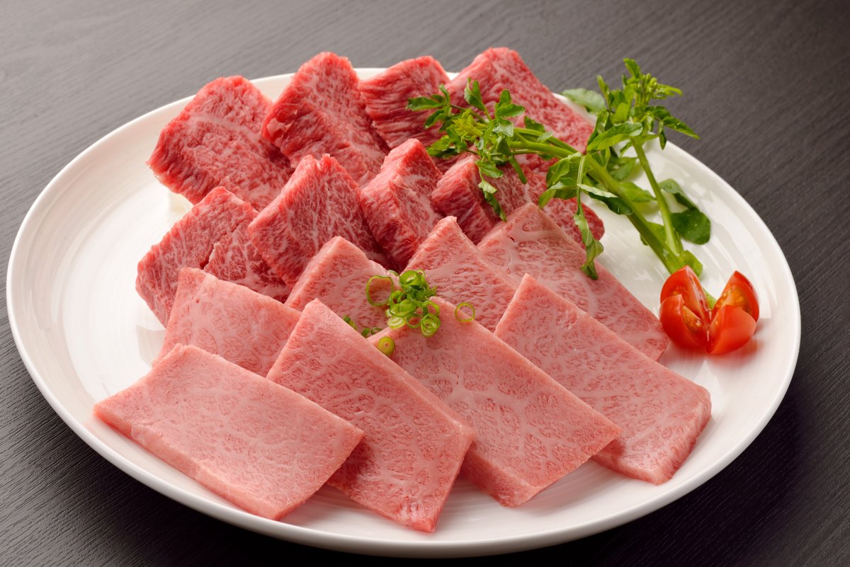 meat_uesugi's tweet photo. 今日も一日お疲れ様でした！
この赤身と霜降りの色合いが凄く綺麗で好きです
#米沢牛 https://t.co/hvWeZmS2dx