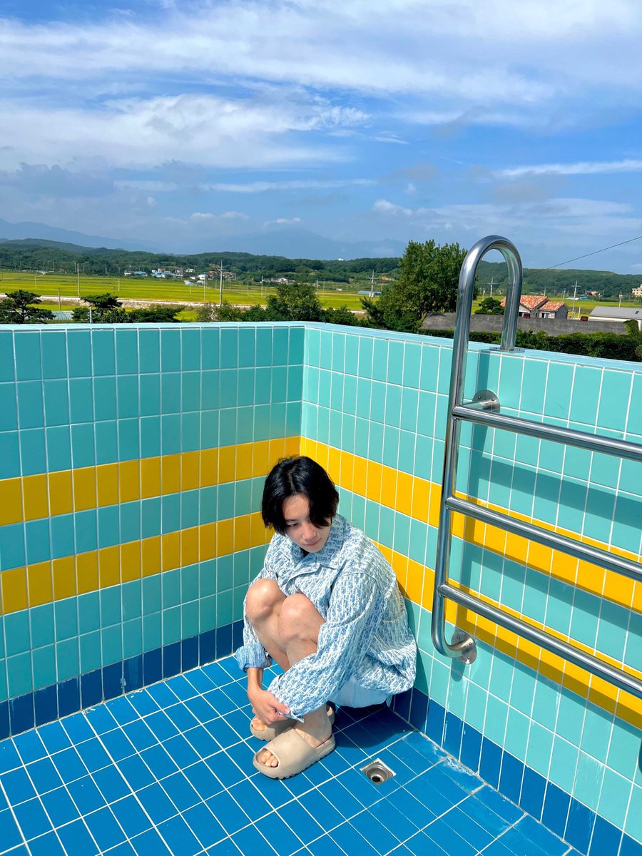 1zerozero4's tweet photo. when i said i also wanted a pic of jeonghan in a pool i guess i should have been specific https://t.co/DjkgsJ66ts