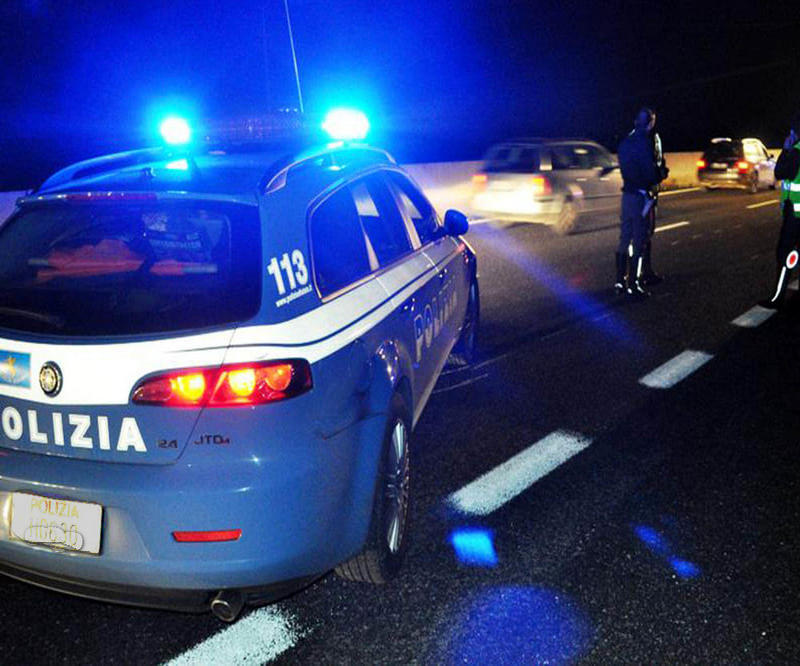 Formia, auto precipita in un dirupo: donna salvata dai poliziotti - latinacorriere.it/formia-auto-pr…