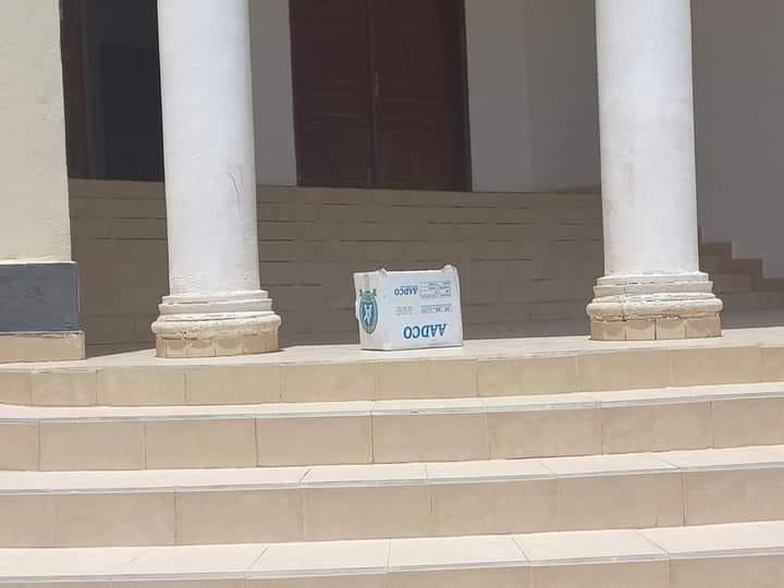 khadarlooge's tweet photo. Muse's term ends with staggering failure and exposing our deep-rooted weakness after 30 years of so-called state building and institutional building. This cartoon, which was left in front of the House of Elders, symbolizes the president's failure. It's a national disgrace! https://t.co/mLRW8ZCikw