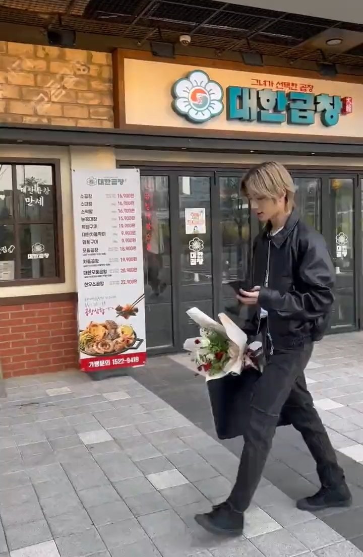 beomiedeul's tweet photo. ok now beomgyu has flower bouquet with him??? 🙃 https://t.co/NRIo9M5JoG