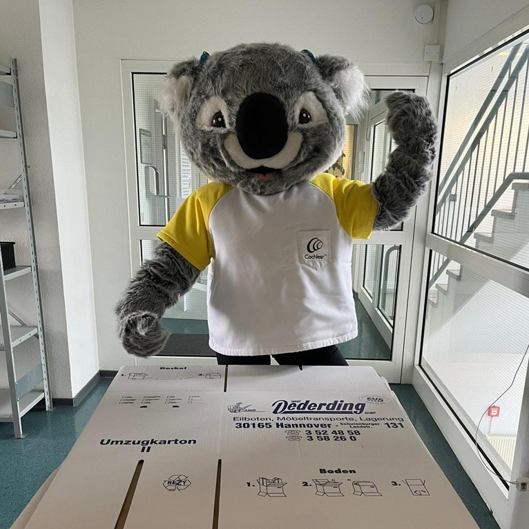 Wir sind umgezogen! Auch unser Maskottchen Coby hat schon ordentlich beim packen und ausräumen geholfen. 📦
Ab sofort erreichen Sie uns postalisch unter folgender Adresse:
Cochlear Deutschland GmbH &amp; Co. KG
Mailänder Straße 4 a
30539 Hannover