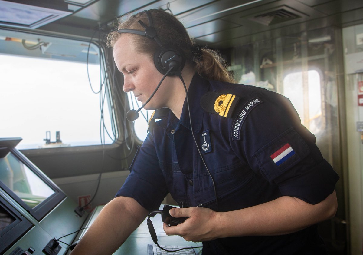 Irini is wachtsofficier bij de <a href="/kon_marine/">Koninklijke Marine</a>. Vanaf de brug van een marineschip neemt zij belangrijke beslissingen, zoals tijdens een anti-piraterijmissie of bij het onderscheppen van een drugstransport.
👉 Meer weten over dit beroep? Lees Irini’s interview! opkop.nl/artikelen/irin…