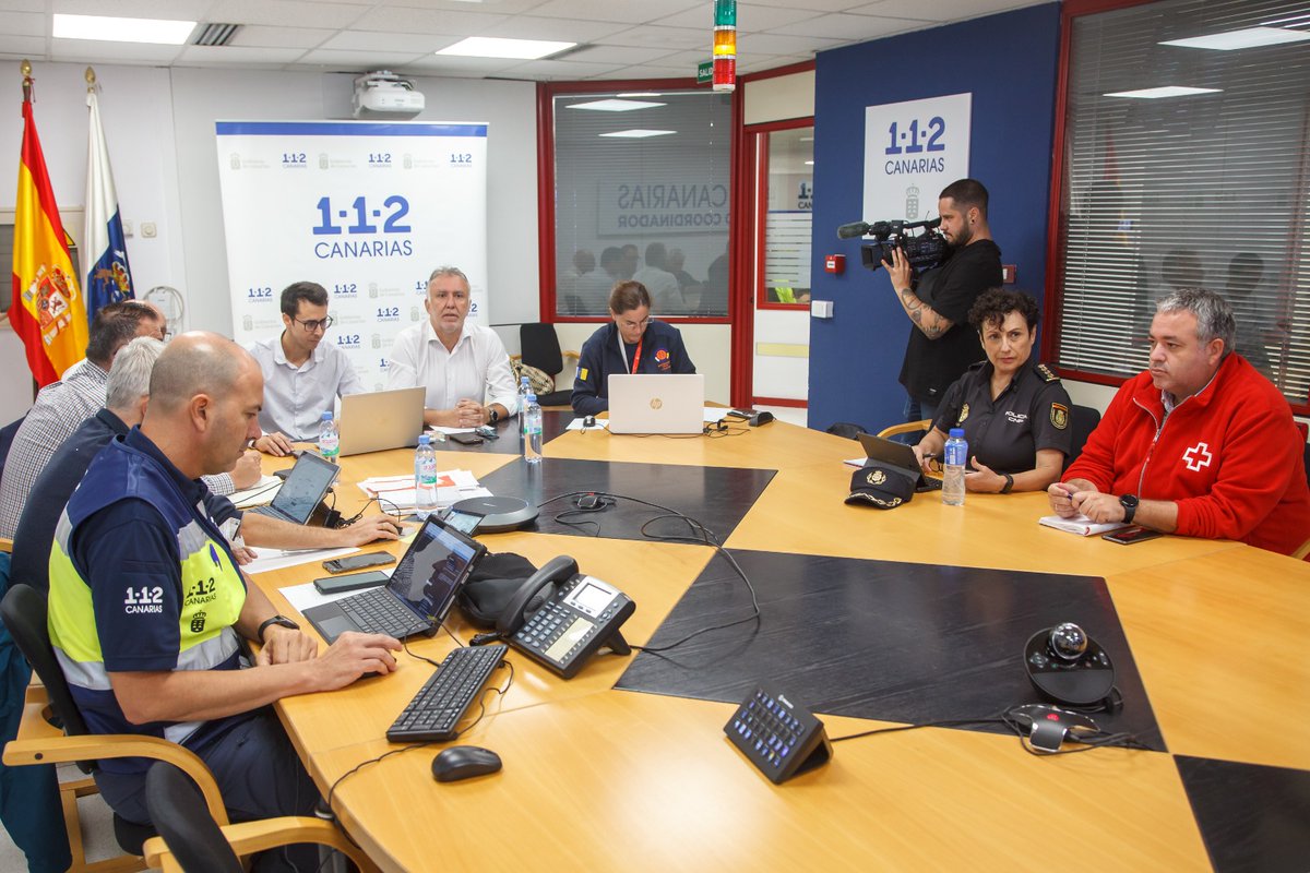 PresiCan's tweet photo. 📸 @avtorresp preside la reunión de coordinación en el @112canarias por el fenómeno meteorológico adverso que afecta a #Canarias

➡️Asisten el consejero Julio Pérez y representantes de administraciones, áreas de seguridad y emergencia e integrantes de instituciones 

#FMACanarias https://t.co/gJ8aeoFCXG
