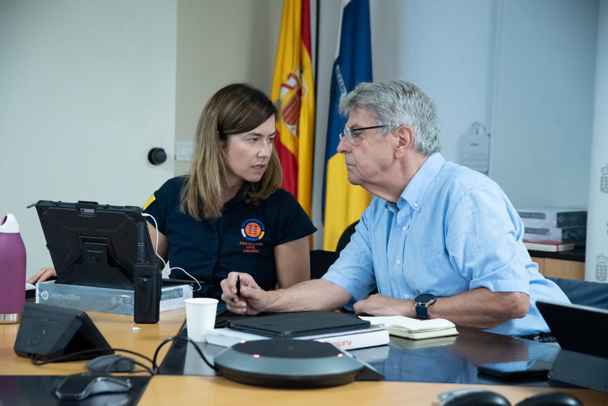 PresiCan's tweet photo. 📸 @avtorresp preside la reunión de coordinación en el @112canarias por el fenómeno meteorológico adverso que afecta a #Canarias

➡️Asisten el consejero Julio Pérez y representantes de administraciones, áreas de seguridad y emergencia e integrantes de instituciones 

#FMACanarias https://t.co/gJ8aeoFCXG