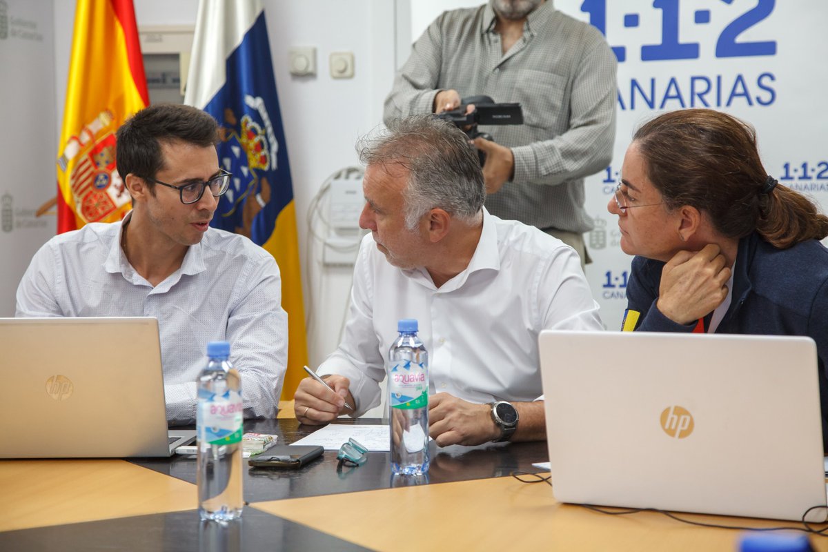 PresiCan's tweet photo. 📸 @avtorresp preside la reunión de coordinación en el @112canarias por el fenómeno meteorológico adverso que afecta a #Canarias

➡️Asisten el consejero Julio Pérez y representantes de administraciones, áreas de seguridad y emergencia e integrantes de instituciones 

#FMACanarias https://t.co/gJ8aeoFCXG